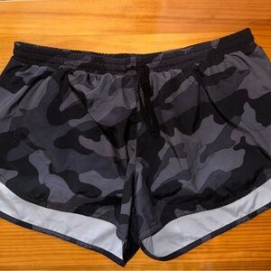 Women’s grey monochrome camo printed 3” active wear shorts in size medium